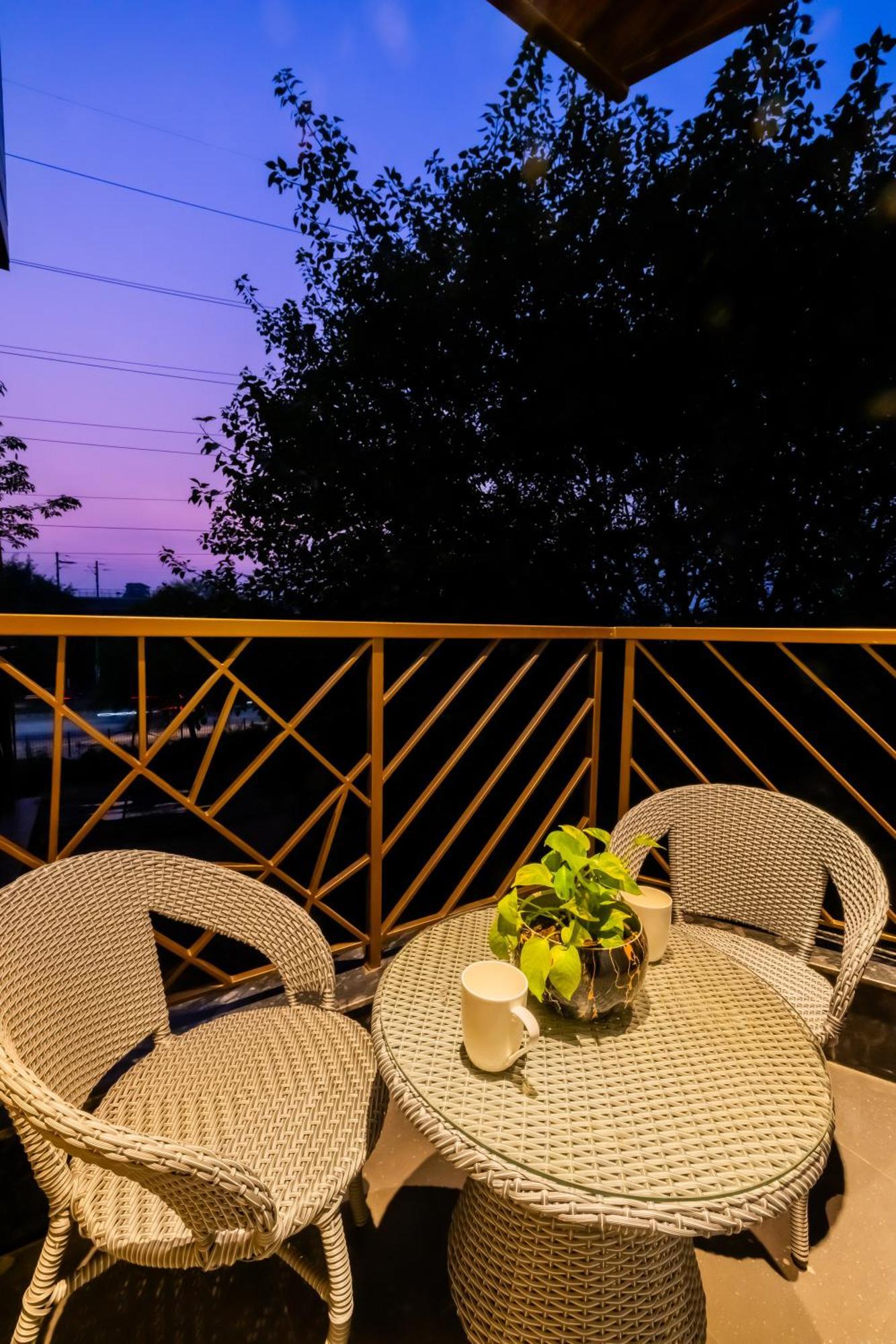Kyomi Service Apartments Ґурґаон Екстер'єр фото